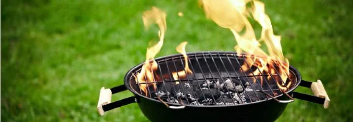Runder Holzkohlegrill mit Flammen